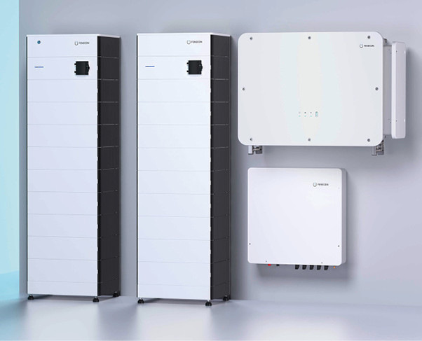 Das im Gewerbespeicher Commercial 100 integrierte Energiemanagementsystem steuert PV-Produktion, Batteriebeladung und Lastverteilung.