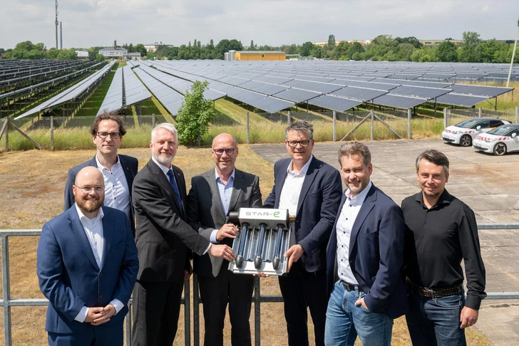 Nahmen Deutschlands größte Solarthermie-Anlage in Leipzig offiziell in Betrieb (von links): Projektleiter Erik Jelinek von den Leipziger Stadtwerken, Stadtwerke-Geschäftsführer Maik Piehler, Staatssekretär Sebastian Scheel, Stadtwerke-Geschäftsführer Karsten Rogall, Ritter-Solartechnik-Geschäftsführer Matthias Johler, Ritter-Solartechnik- Beiratsvorsitzender Moritz Ritter und Ritter-XL-Solar- Projektleiter Guido Wimmer.