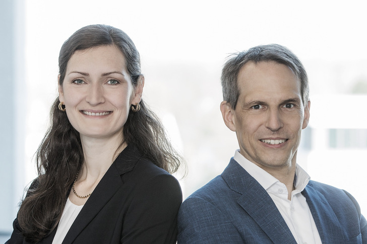 Magdalena Berberich ist Unternehmensleiterin von Solites. Zu ihren Fachgebieten gehören unter anderem solarthermische Großanlagen, Gesamtsysteme und Wärmenetze sowie saisonale und multifunktionale Wärmespeicher. Sie war von 2022 bis 2025 Subtaskleiterin in der IEA SHC Task 68 und ist Leiterin der IEA SHC Collaboration Group für Solar District Heating. Sie arbeitet im Arbeitskreis Großwärmespeicher mit. Dirk Mangold ist Gründer und Unternehmensleiter von Solites. Er beschäftigt sich schon seit mehr als drei Jahrzehnten mit Energieeffizienz und erneuerbare Energien in zukunftsfähigen Wärmeversorgungskonzepten. Er ist Leiter des Arbeitskreises Großwärmespeicher, gewähltes Mitglied des District Heating & Cooling & Thermal Storage Technology Panel des RHC-ETIP sowie Lehrbeauftragter für erneuerbare Energien in Architektur und Städtebau an der Universität Stuttgart.