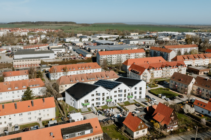 Mitten im Wohngebiet Seigerhüttenweg – umgeben von Häusern aus den 1930er Jahren –
steht das futuristisch anmutende Mehrfamilien-Sonnenhaus.