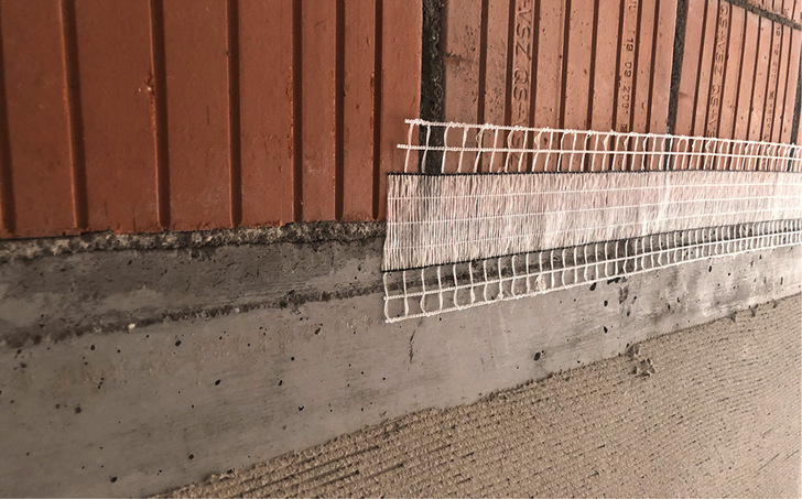 Die Putzbrücke Stucanet Easy Fix wird über ein bereits appliziertes Doppelklebeband auf den sauberen, trockenen und tragfähigen Untergrund aufgeklebt und kann anschließend direkt überputzt werden.