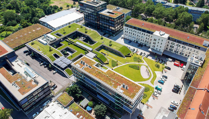 „Ein Stück Heimat reparieren“ lautete das Motto: Auf dem Gelände einer ehemaligen Nähmaschinenfabrik in Karlsruhe und unter Umnutzung ihrer Gebäude entstand ein DGNB-zertifiziertes Business-Quartier.