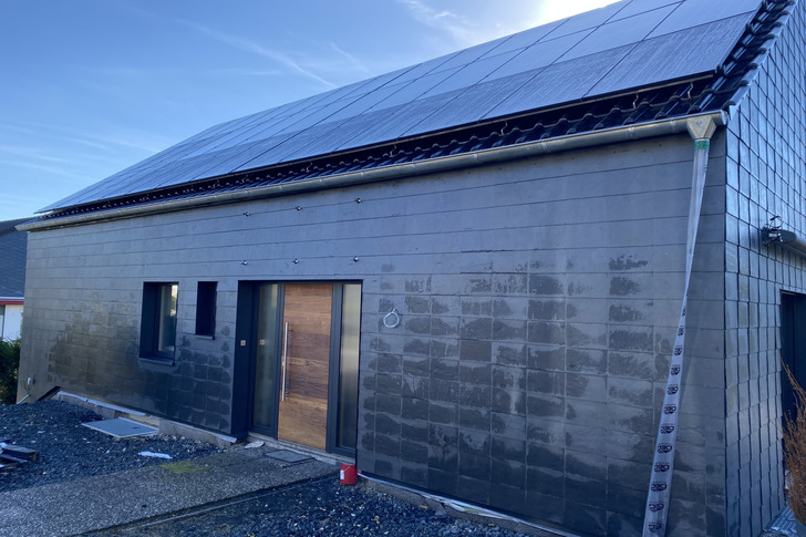 Schaut schick aus und versorgt sich selbst mit Energie: das zum energieautarken Effizienzhaus sanierte Gebäude in in Wilnsdorf-Niederdielfen.