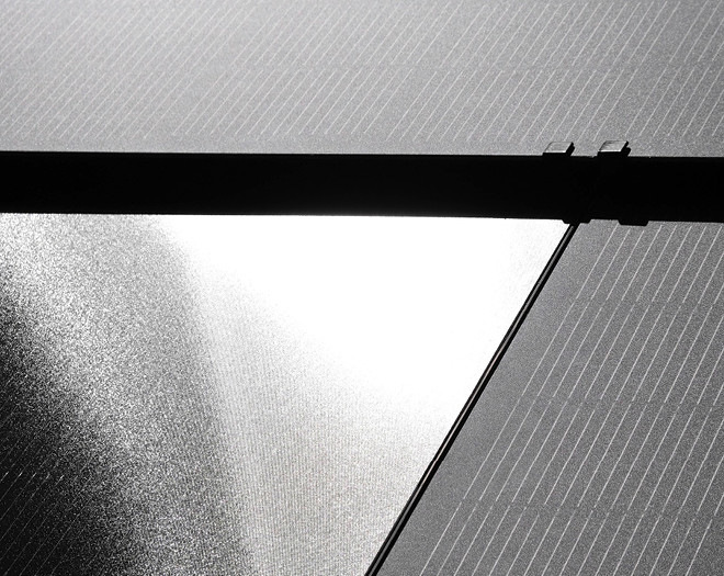 Kein Blendwerk: Modul mit Standardglas (links) im Vergleich mit PV-Oberfläche ZRM+
