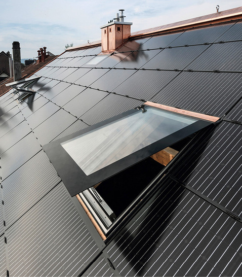 Das Solarfenster lässt sich von Hand, mit einem Motor oder per Spindelantrieb öffnen und schließen.