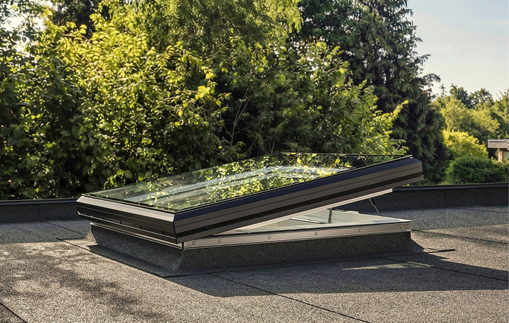 Das Fenster ist außenseitig mit einer flachen Glasscheibe ausgestattet, was die Wärmedämmwerte verbessert und Regengeräusche dämpft.