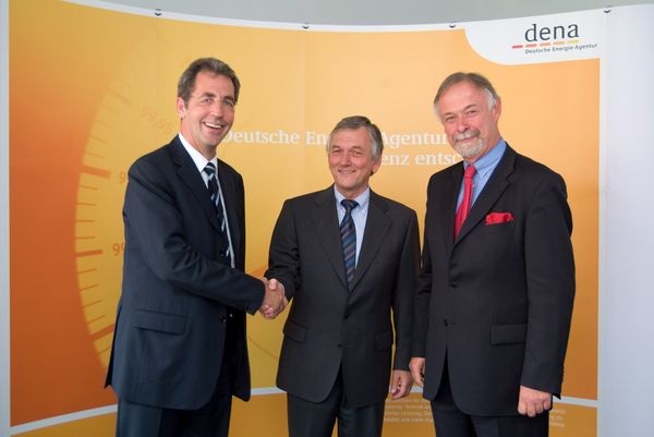 Stephan Kohler (dena) mit Peter Barzen und Klaus Franz (BuildDesk) besiegelten Projektpartnerschaft zum Gebäudeenergieausweis (v.l.). - © dena
