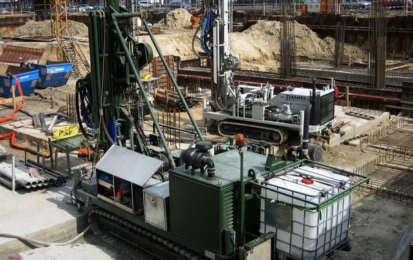 Erdwärmesondenbohrer im Einsatz. Der Boom bei Wärmepumpen hat den Bohrunternehmen fette Auftragsbücher bis weit in 2007 beschert. Der Kapazitätsaufbau wird durch Fachkräftemangel erschwert.