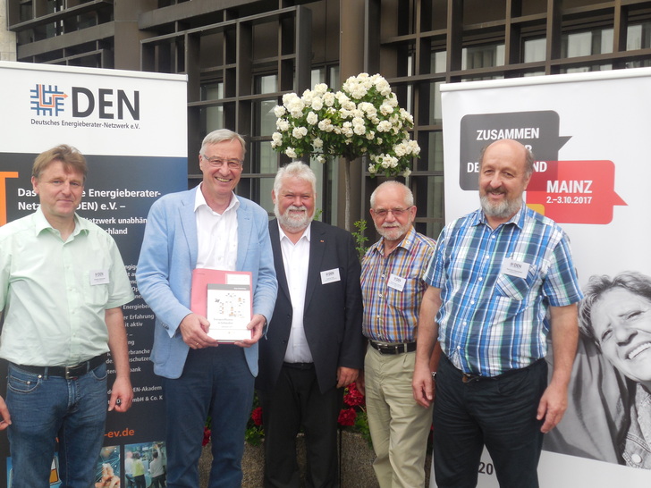 Den Energieberatern liegt vor allem eine schnelle Neuverhandlung des Gebäudeenergiegesetzes am Herzen. Das Bild zeigt (v. l.) Dipl.-Ing. Hinderk Hillebrands (Vorstand DEN), Staatssekretär Dr. Thomas Griese, Dipl.-Ing. Dietmar Rieth (DEN-Landessprecher Rheinland-Pfalz), Dipl.-Ing. Klaus-Jürgen Friedrich (Stellv. Landessprecher RLP), Dipl.-Ing. Hermann Dannecker (Vorstand DEN).