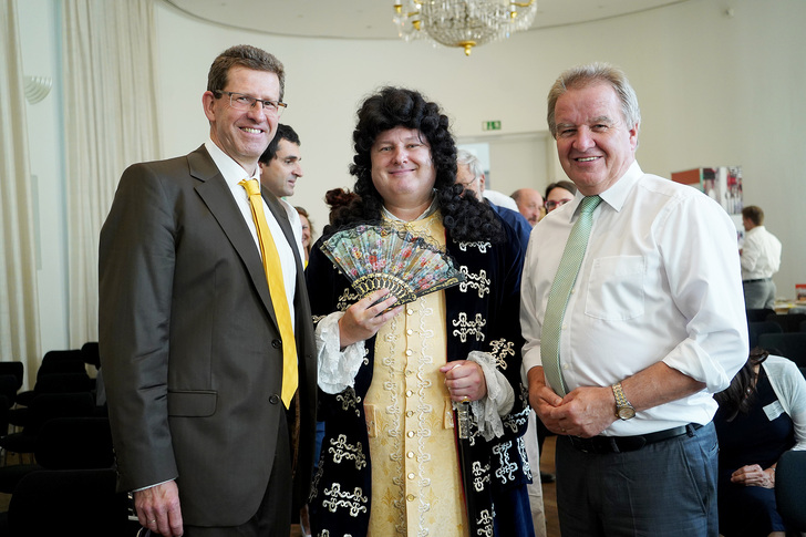 Umweltminister Franz Untersteller (re.) und Markgraf Karl Wilhelm gratulierten KEA-BW-Geschäftsführer Volker Kienzlen zum Jubiläum. - © Iris Rothe für KEA-BW
