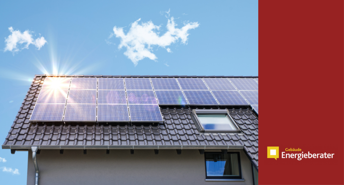 Sonnenkollektoren auf einem Hausdach an einem sonnigen Tag, mit dem Logo "Gebäude Energieberater" auf rotem Hintergrund. - © Alessandro2802 - stock.adobe.com