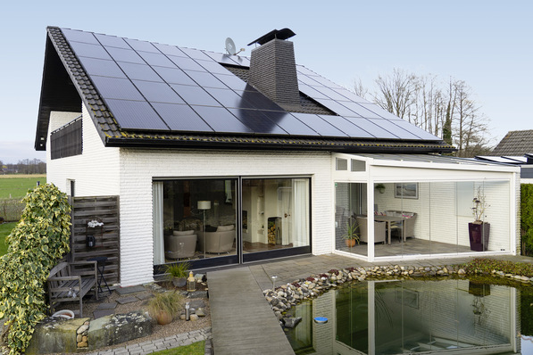 1 Strom statt Öl: Seit 2010 wird dieses Einfamilienhaus mit einer Infrarotheizung in Kombination mit PV beheizt. Die Heizkosten sind deutlich geringer als mit der zuvor installierten Ölheizung.