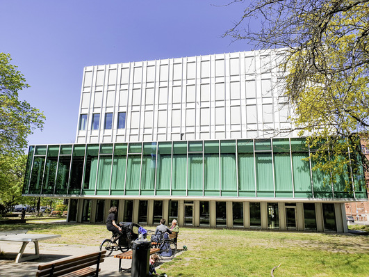 1 Das Gebäude und die Server der Böll-Stiftung in Berlin-Mitte werden seit elf Jahren fast ausschließlich durch Verdunstungsprozesse gekühlt. Die Aufzeichnung eines Vortrags über das Projekt steht unter  www.bit.ly/geb1720 .