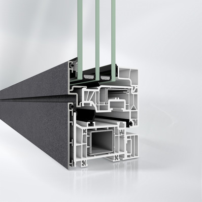 Das neue Schüco Symbiotic Design-Fenstersystem aus Aluminium und Kunststoff kombiniert die Vorteile beider Werkstoffe und zeichnet sich durch schmale Ansichtsbreiten sowie ein puristisches, kantiges Design aus.