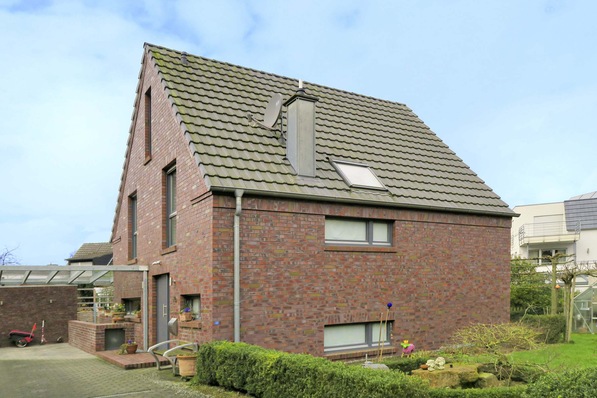 Das Einfamilienhaus wurde den Grundstücksabmessungen im Rahmen der Bebauung in zweiter Reihe angepasst. 