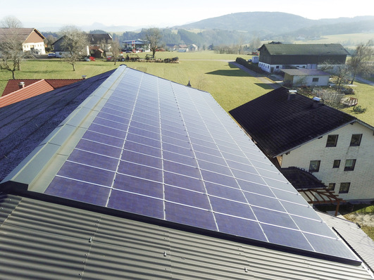 Photovoltaik lässt sich in der Landwirtschaft zu vielfältigen Zwecken einsetzen. Diese Anlage dient zur Heutrocknung.