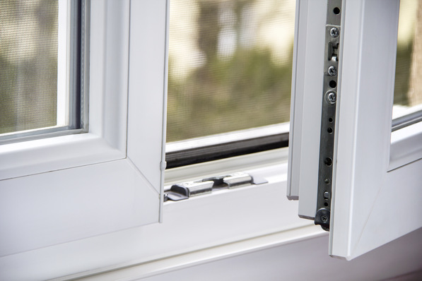 Auch bei ungünstig gewählten Randbedingungen lässt sich zeigen, dass eine zwei- bis dreimalige manuelle Fensterlüftung pro Tag für die Feuchteabfuhr aus Wohnräumen ausreichen kann.