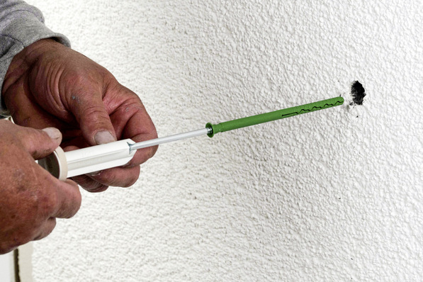 Der StoFix Iso-Dart ist ein Dübel für die nachträgliche Montage von leichten Bauteilen an gedämmten Fassaden. 