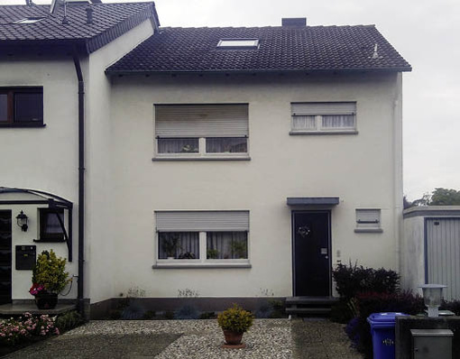 1 Die Großeltern möchten ihr Reihenendhäuschen mit 180 m² Wohnfläche an die nächste Generation weitergeben – das 1975 gebaute Kleinod ist energetisch nicht ertüchtigt und weist folgende Werte auf: Klima: Frankfurt/Main. Ausrichtung: Süd. Dachfläche: 40 m² (Süd), 30° Neigung. Heizwärmebedarf: 146 kWh/(m²a) nach PHPP. Warmwasserbedarf: 28 kWh/(m²a). Strombedarf: 13 kWh/(m²a): 2,4 MWh/a (Hilfs- und Haushaltsstrom). Heizung: Öl, Brenner 2000 erneuert. Σ Endenergie: 36,7 MWh/a