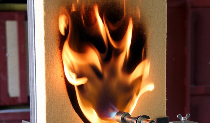 Auf einem solchen Normprüfstand wurde die Neigung der Dämmstoffe zum Schwelen untersucht.