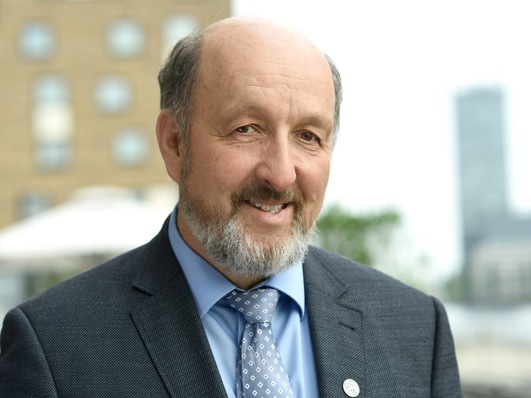 Der DEN-Vorsitzende Hermann Dannecker tritt für Technologieoffenheit ein: „Solarstrom ist aus unserem Technologiemix inzwischen nicht mehr wegzudenken. Aber es wäre nicht einzusehen, warum wir uns nur auf ihn konzentrieren und vielversprechende Ansätze wie etwa bei der Wasserstoffnutzung aus dem Blick verlieren. Das gilt für den Gebäude- als auch für den Verkehrssektor. Forschung und Industrie in Deutschland können mehr. Mit ihrer Hilfe könnte unser Land in Europa wieder eine Vorreiterfunktion beim Klimaschutz einnehmen.“