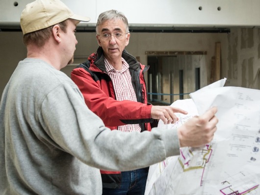 Mit einem neuen Modellvorhaben fördert die KfW besonders energieeffiziente Sanierungen. Energieberater oder Energieberaterinnen müssen es begleiten.