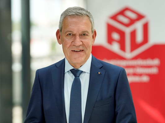 IG BAU-Vorsitzender Robert Feiger: „CO 2 -Einsparziele sind nur mit mehr energetischen Sanierungen erreichbar.“