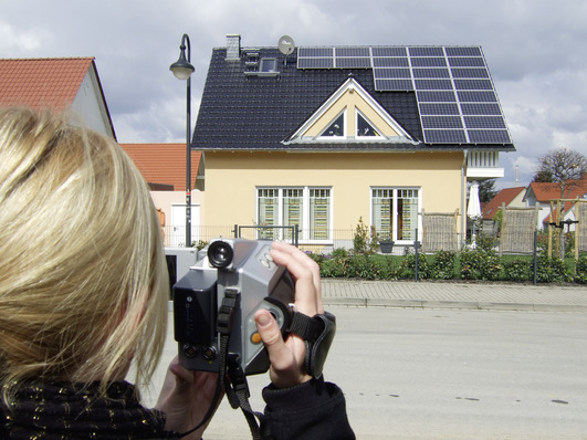 Die aktive Bauthermografie setzt eine gute Kameratechnik mit einer hohen thermischen Empfindlichkeit und IR-Auflösung voraus.