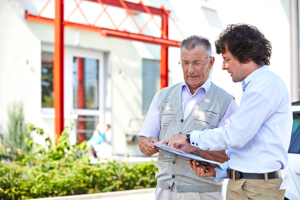 Direkt am Kunden und praxisnah können Energie­beraterinnen und -berater über Energiesparmaßnahmen informieren und diese gleichzeitig umsetzen.