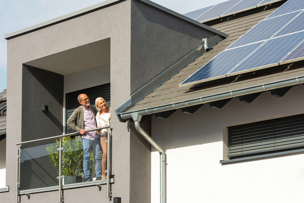 Besitzerinnen und Besitzer von PV-Altanlagen können sich freuen: Das EEG 2021 ermöglicht ihnen einen Weiterbetrieb.