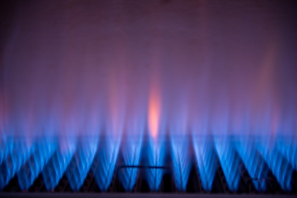 Erdgas wird kontrovers diskutiert. Als fossiler Energieträger ist er nicht zukunftsfähig, hat aber einen Vorteil bei den verbrennungsbezogenen CO2-Emissionen gegenüber Heizöl.