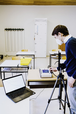 Schulexperiment: Praxistests zeigen, dass Luftreiniger die Aerosol­konzentration in Klassenräumen effektiv senken können.