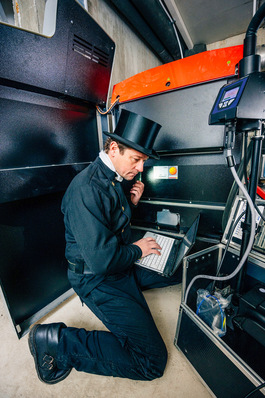 Viel zu messen haben Schornsteinfegerinnen und -feger bei ihren Abgas­untersuchungen an automatischen Holzkesseln nicht. Über 95 Prozent halten die gesetzlichen Grenzwerte ein. Das zeigen die Ergebnisse, die der Bundesverband des Schornsteinfegerhandwerks (ZIV) jedes Jahr in seinen „Erhebungen des Schornsteinfegerhandwerks” vorlegt.