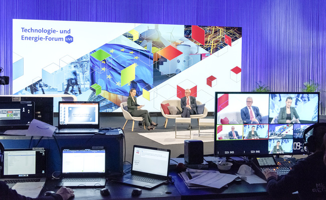 Moderatorin Carina Bastuck begrüßt Hauptgeschäftsführer Andreas Lücke vom Bundesverband der Deutschen Heizungsindustrie zum Technologie- und Energie-Forum. In den Livesendungen zur ISH digital ging es v. a. um die Zukunft von Gas-Brennwertgeräten als H 2 -ready-Lösungen und von Heizöl als E-Fuel.