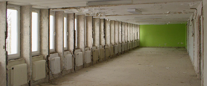 1 Bei vielen Bestandsgebäuden ist eine energetische Optimierung nur mit einer Innendämmung umsetzbar. Problematisch sind hierbei die einbindenden Bauteile (grüne Wand im Hintergrund), wo erhöhte Oberflächentemperaturen zur Schimmelpilzbildung führen können. Eine Flankendämmung minimiert dieses Risiko, sie ist jedoch nicht in jedem Fall erforderlich.