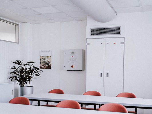 Mit seinem Förderprogramm unterstützt der Bund unter anderem den Corona-gerechten Umbau von RTL-Anlagen in Schulen – nun auch in privaten Einrichtungen.