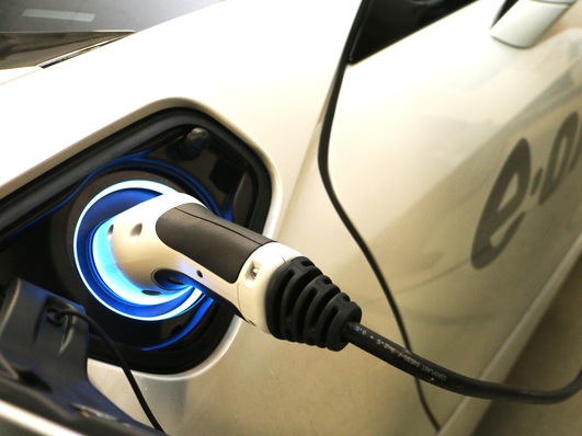 Ein Programm, das die Ladeinfrastruktur in KMU fördert, hat das Bundesverkehrsministerium aufgelegt.