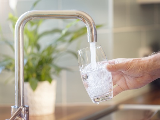 Deutschlands Haushalte haben im vergangenen Jahr deutlich mehr Trinkwasser verbraucht.