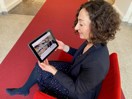 Berlins Wirtschaftssenatorin Ramona Pop betrachtet die Internetseite des Energiesparnetzwerks.