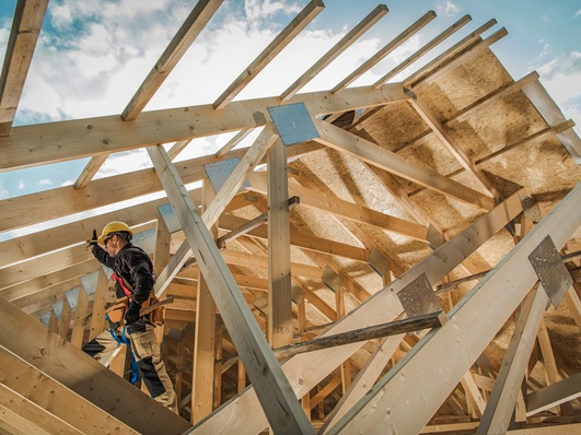 Steigende Holzpreise machen das Bauen teurer.