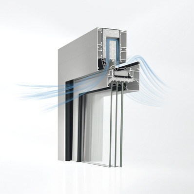 Beim Schüco Akustikfenster AWS 90 AC.SI wird in ­Schalldämm-Kippstellung die einströmende Außenluft über im oberen Blendrahmen eingesetzte vorkonfektionierte Lüftungskassetten geleitet. Auf diese Weise lässt sich eine Schalldämmwirkung von 31 dB erreichen.