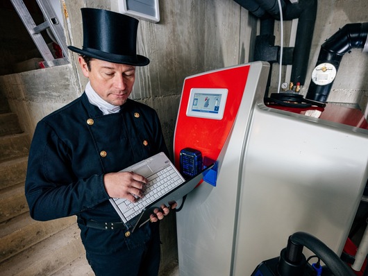 Viel zu messen haben Schornsteinfegerinnen und -feger bei ihren Abgas­untersuchungen an automatischen Holzkesseln nicht. Über 95 Prozent halten die gesetzlichen Grenzwerte ein. Das zeigen die Ergebnisse, die der Bundesverband des Schornsteinfegerhandwerks (ZIV) jedes Jahr in seinen „Erhebungen des Schornsteinfegerhandwerks” vorlegt.