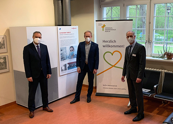 Übergabe eines Vitovent 200-P im Immanuel Krankenhaus Berlin: Roy J. Noack, Geschäftsführer Immanuel Krankenhaus Berlin, Martin Rossmann, Projektleiter Vitovent Viessmann, Prof. Dr. Andreas Krause, Chefarzt der Abteilung Rheumatologie Immanuel Krankenhaus Berlin (v.l.n.r.).