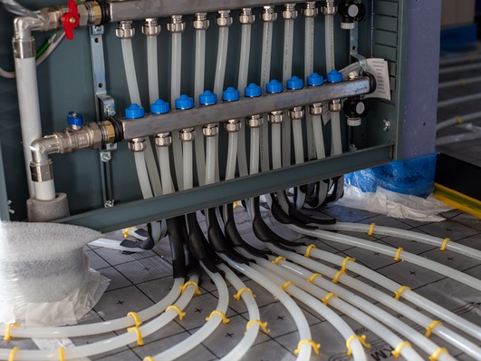 Im Verteiler einer Flächenheizung sollten sämtliche Wärmeübergabekreise entsprechend der Raumliste gekennzeichnet sein, empfiehlt der BDH.