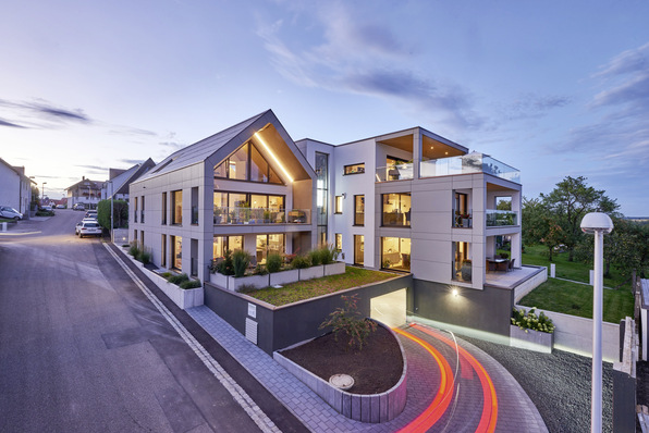 Das Wohnhaus-Ensemble in Nürtingen-Reudern besteht aus zwei durch und durch wohngesunden Klimaholzhäusern. Es wurde aus konfigurierbaren Brettsperrholz-Elementen des Herstellers Lignotrend für Wände, Decken und Dach konstruiert. 