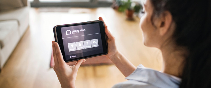 Beim Datenaustausch mit der Außenwelt kann man sich ungebetene Besucher ins Smart Home holen, wenn man sich nicht davor schützt.