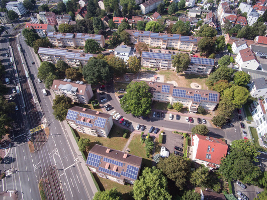 Mit einem professionellen Konzept Mieterstrom lassen sich Bewohnerinnen und Bewohner dezentral mit umweltfreundlichem Strom aus Photovoltaikanlagen versorgen.