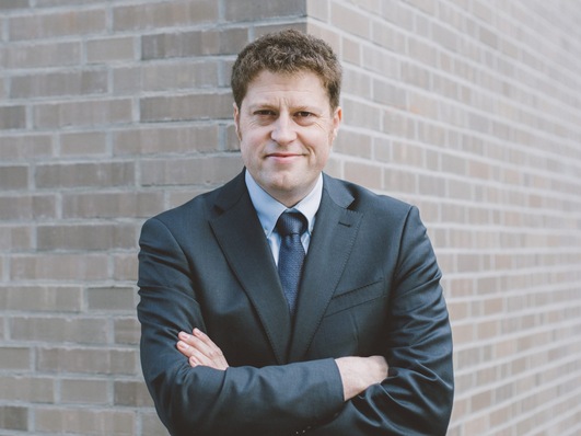 "Alle reden von Wärmepumpen, nur das tatsächliche Problem in Deutschlands Gebäude liegt bei den ineffizienten Gebäudehüllen", kritisiert BuVEG-Geschäftsführer Jan Peter Hinrichs.