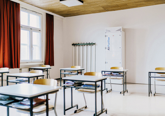 Die Wirksamkeit von mobilen Luftreinigern in Schulräumen hängt laut Umweltbundesamt entscheidend von den technischen Spezifikationen ab. So müssen die Geräte u.a. in der Lage sein, einen ausreichenden Luftstrom an gefilterter bzw. aufbereiteter Luft bereitzustellen.