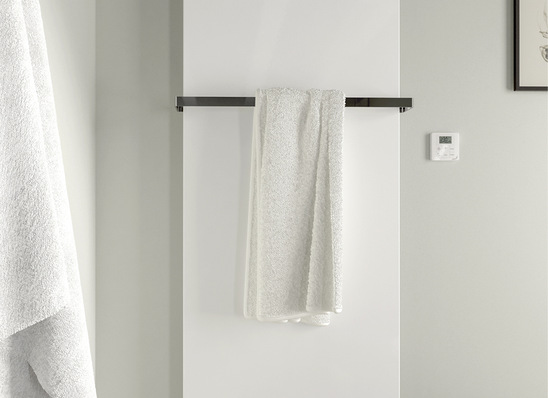 Über ein separates, batteriebetriebenes Funksteuergerät lässt sich der Badheizkörper Fina Lean Bar regeln.